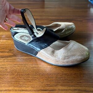 Fly London Baro Slingback/Velcro Closure. Black and Gold Metallic Size 40 (9)